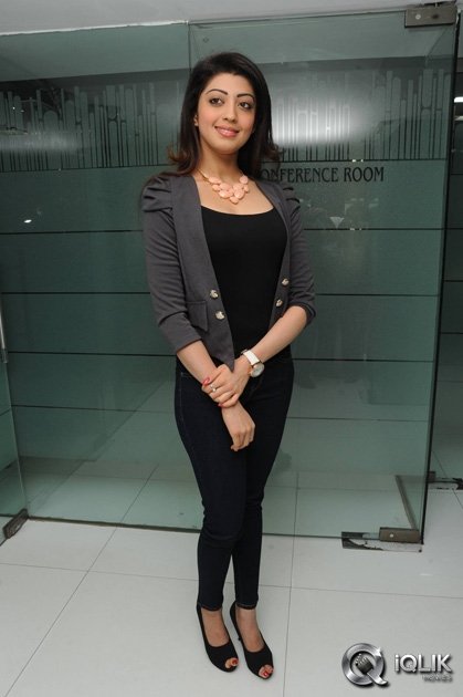 Pranitha-Launches-Big-C-Dussehra-Offers